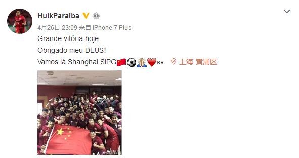 裴斗娜以低胸短裙配同色系的短靴亮相，秀出锁骨和美肩，细长的双腿也谋杀了许多菲林。