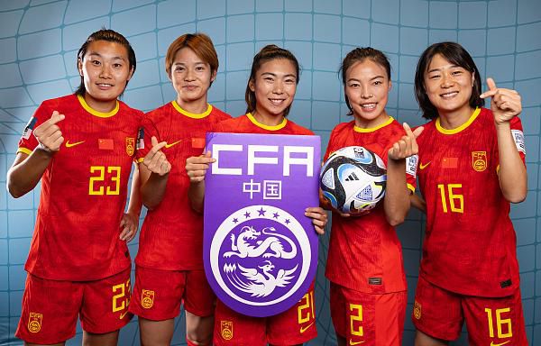 大方认爱卡哥：是的，我们订婚了 锦绣开年！