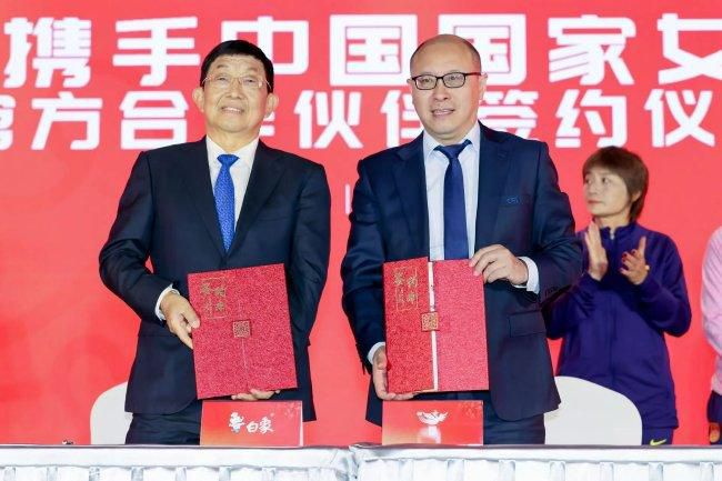 周迅助推青年摄影师 展现多面时尚魅 裘德·洛希望继续拍《神奇动物》：会一直等待 大片推荐 >> 动作 悬崖之上 8.2 暗藏汹涌谍战传奇 剧情 山河披锦绣 7.5 退耕还林脱贫致富 历史 大决战之淮海 9.0 抗战经典淮海战役 大决战之辽沈 改变历史史诗战略 剧情 免费 6.7 当代青年创业故事 爱情 漂亮的女邻居 7.5 三男子倾心一村姑 | | | | | | 电影频道节目中心官方网站 意见反馈 手机浏览精彩资讯 返回顶部 | (1/6) 陈冲获得终身成就奖 穿黑色旗袍展现东方女性韵味 | (2/9) 组图：陈冲获得终身成就奖 穿黑色旗袍展现东方女性韵味 重新播放 大图播放 猜你喜欢CCTV6 VIP影院 搜索 电影 星闻 独家 更多 专题 图片 视频 滚动 首页 新闻 大片 影库 CCTV6 VIP影院 客户端 电影网>新闻>明星资讯 陈冲获得终身成就奖 穿黑色旗袍展现东方女性韵味 时间：2024.The Critics Choice Association's 3rd Annual Celebration Of AAPI Cinema & TV），并获得终身成就奖。