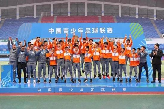 此外罗拉·科克、杰西·普莱蒙也已进组拍戏，几人在片场时显得十分随意，“阿汤哥”和导演道格·里曼在 《赴汤蹈火》主创亮相戛纳 克里斯·派恩变潮男 2016-05-17 戛纳电影节第六天，《赴汤蹈火》主创亮相，克里斯·派恩西装笔挺变身潮男，本·福斯特等也悉数现身。