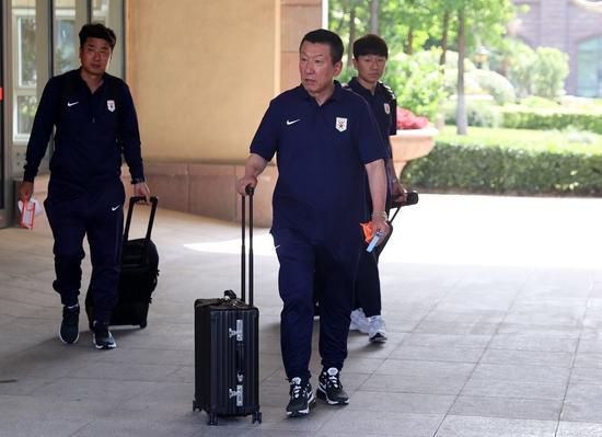 流行小天后泰勒·斯威夫特低调现身首映礼现场，支持男友乔·阿尔文新片。
