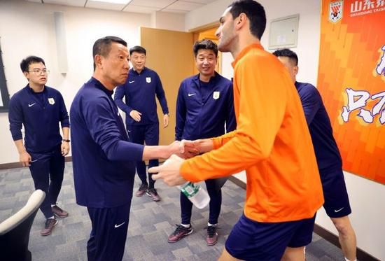 ”影片中，阿木导演戏份不多，但在周深的声音演绎下魅力十足。
