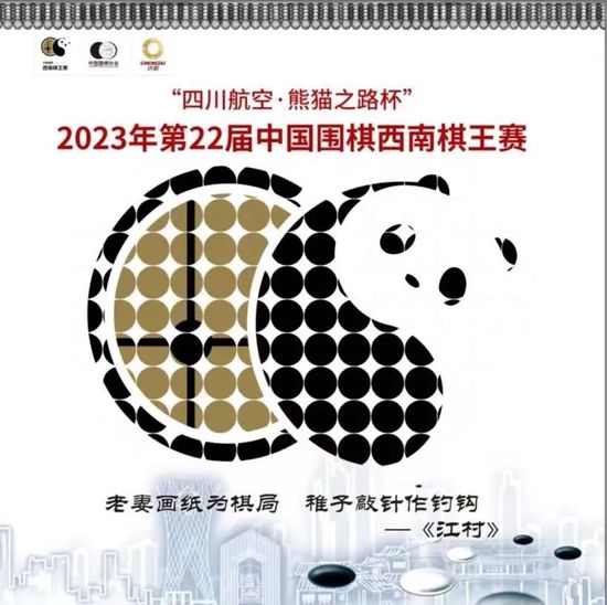 当天，比伯穿着红色帽衫卫衣搭黑色短裤，头戴粉色毛线帽，装扮时尚潮气十足。