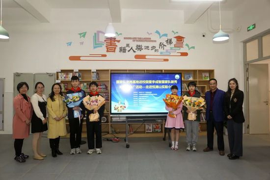 肖央范丞丞首演刑警师徒 2022-08-13 8月12日，电影《拨云见日》主创团队亮相第十二届北京国际电影节开幕式，出品人吕建民、总制片人姜伟、导演五百、演员肖央、范丞丞出席了红毯环节。