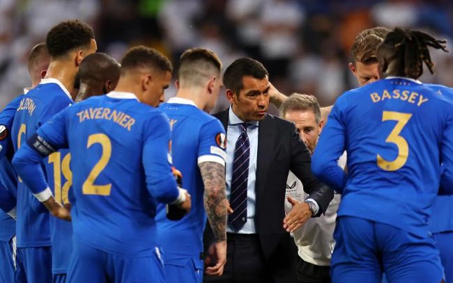 然而，当他在执行某次犯罪计划的途中因为偶然的行善而被他人道谢时，他意识到行善比抢劫更具回报，他的常识也因此被颠覆。