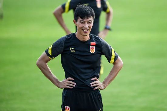 全智贤穿超短裙上海美艳亮相 请粉丝吃炸鸡啤酒 2014-03-22 21日，全智贤出席粉丝见面会。