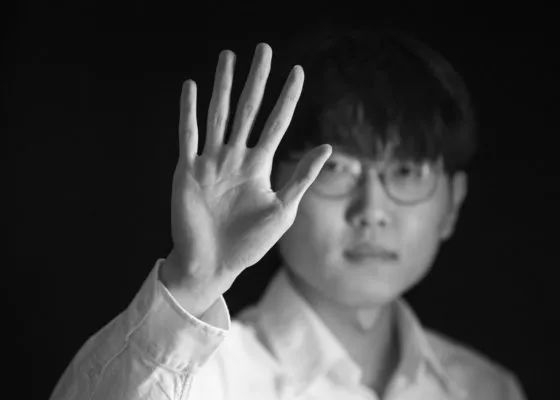 2025-08-08 《东极岛》以二战期间东极岛渔民冒死救援英军战俘的真实历史事件为背景，凭借震撼的视觉场面和浓烈的爱国情绪，收获近百万观众的“想看”热度，有望在本月掀起观影热潮。
