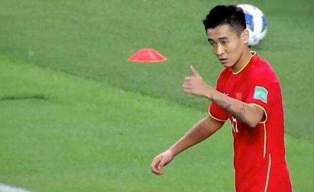 段奕宏 段奕宏夫妇罕见合影被曝光 妻子漂亮小鸟依人 2015-07-03 7月2日晚，王宝强感谢段奕宏来捧自己主演的电影《道士下山》首映会，并且无意中曝光了段奕宏妻子的照片。