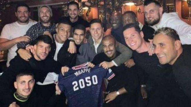 电影频道节目中心主任阎晓明、电影频道节目中心国际部主任李健以及著名导演李行、朱延平、侯孝贤等人一同观看了这次演 《戏台》：从剧场到银幕，陈佩斯回来了！