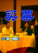 导演与剪辑师泡在剪辑室里，对着浩如烟海的样片逐帧挑选，在手摇四联编辑机上完成物理剪辑与粘贴。