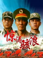 而在后台的赛琳娜则展现出婉约的一面，抱着两个小朋友一起拍照，笑容亲切动人。