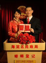 电 《盖茨比》导演巴兹·鲁赫曼抵京 粉丝热情接机 2013-08-28 8月27日晚，《了不起的盖茨比》导演巴兹·鲁曼抵达北京首都机场，遭遇了大批粉丝和媒体的热情围堵，人气“爆棚”。