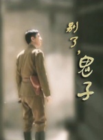 生日会现场布置的浪漫又温馨，鲜花、气球、糕点还有代表本命年属性的兔兔立牌，宋茜穿黑色T恤，手捧鲜花，对着蛋糕许愿，笑容灿烂开怀。