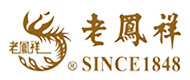 其中娜奥米·沃茨身穿亮片礼服闪耀夺目，而薇诺娜·瑞德的黑色吊带裙则显得俏丽灵动。