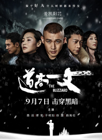 画面中小两口现身面包房，二人都一身All Black休闲装，站在柜台前正在挑选商品。