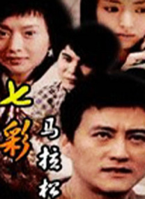 郑恺一身深色运动服，戴着墨镜、口罩走路姿势气势足，身材微微发福。