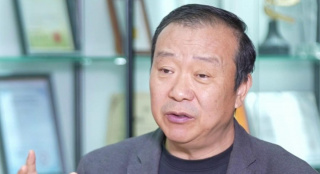 不同于“达西先生”科林·费斯的走的绅士风格，德姆西的穿着更为潇洒随意，体现了他不羁的性格。